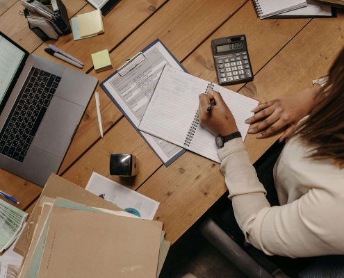 Nainen työskentelee pöydänääressä